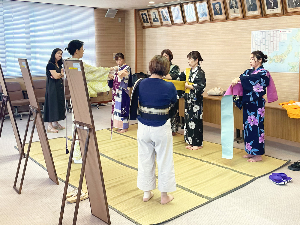 毎年8月1～4日に開催される「盛岡さんさ踊り」において、浴衣の着付けお直し事業を実施しています。着崩れや帯の緩みなどをその場で手早く直し、参加者の皆様が安心して最後までお祭りを楽しめるよう、本番に向けて着付け講習会も開催しています。